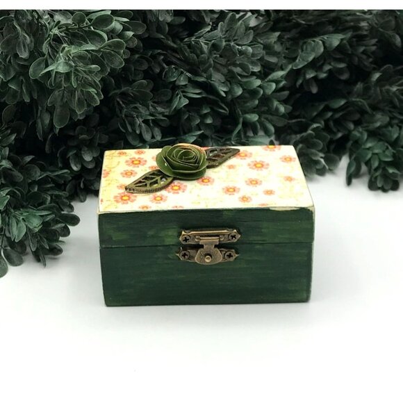 Decorative Small Green Wooden Trinket Box With Floral Design & Green Paper rose - Picture 2 of 5
